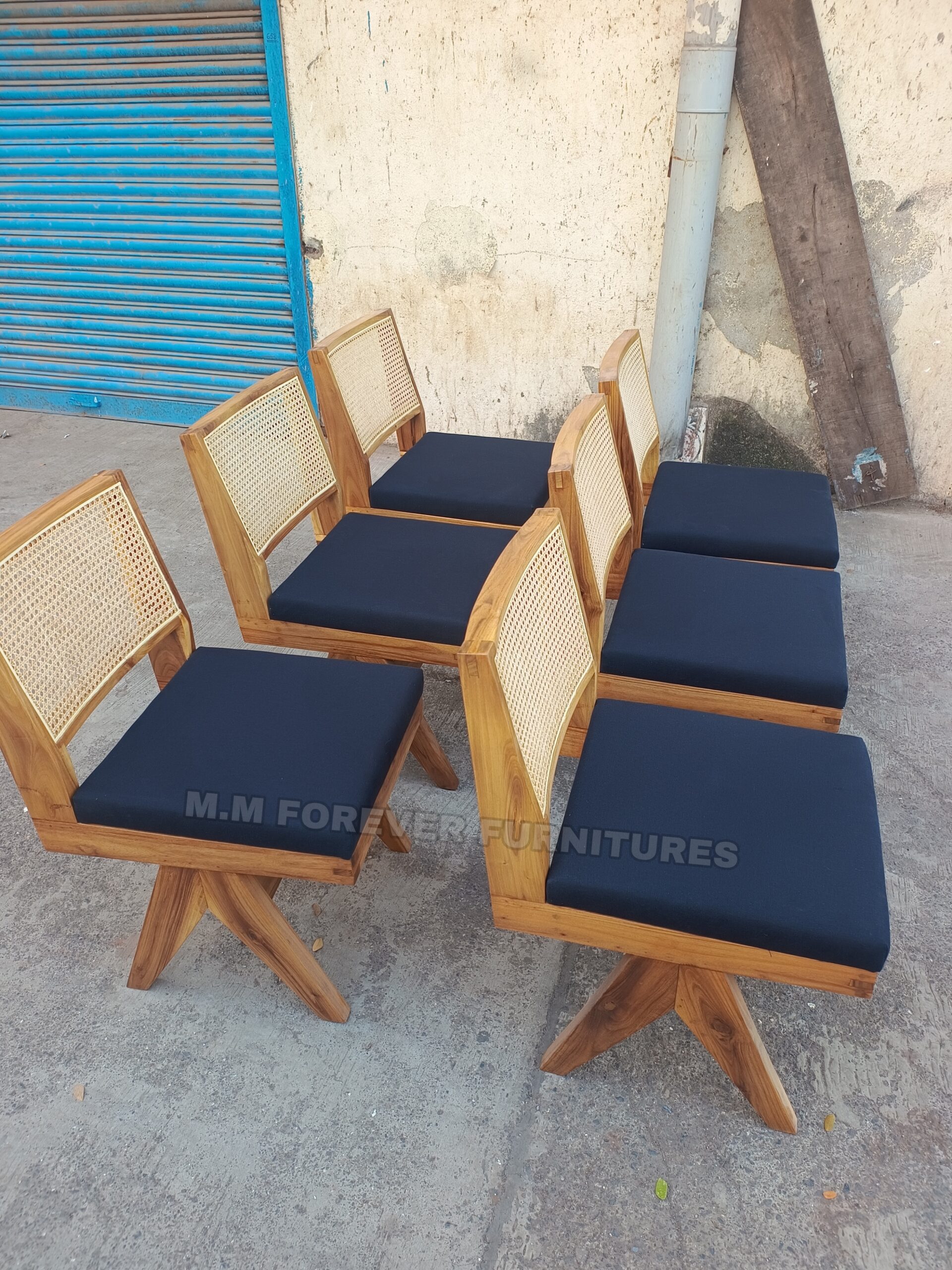 DINING LOTUS CHAIR MADE IN TEAK WOOD