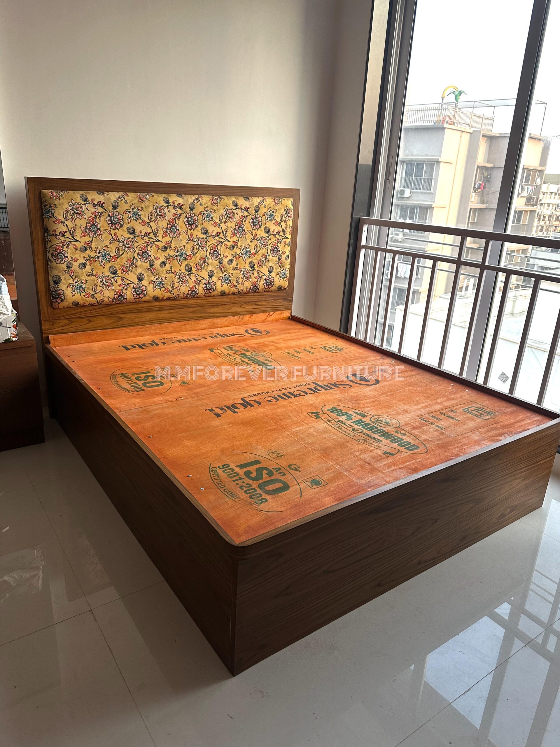 BED WITH HYDRAULIC FITTING MADE IN HARDCORE PLYWOOD AND VENEER POLISH - Image 4