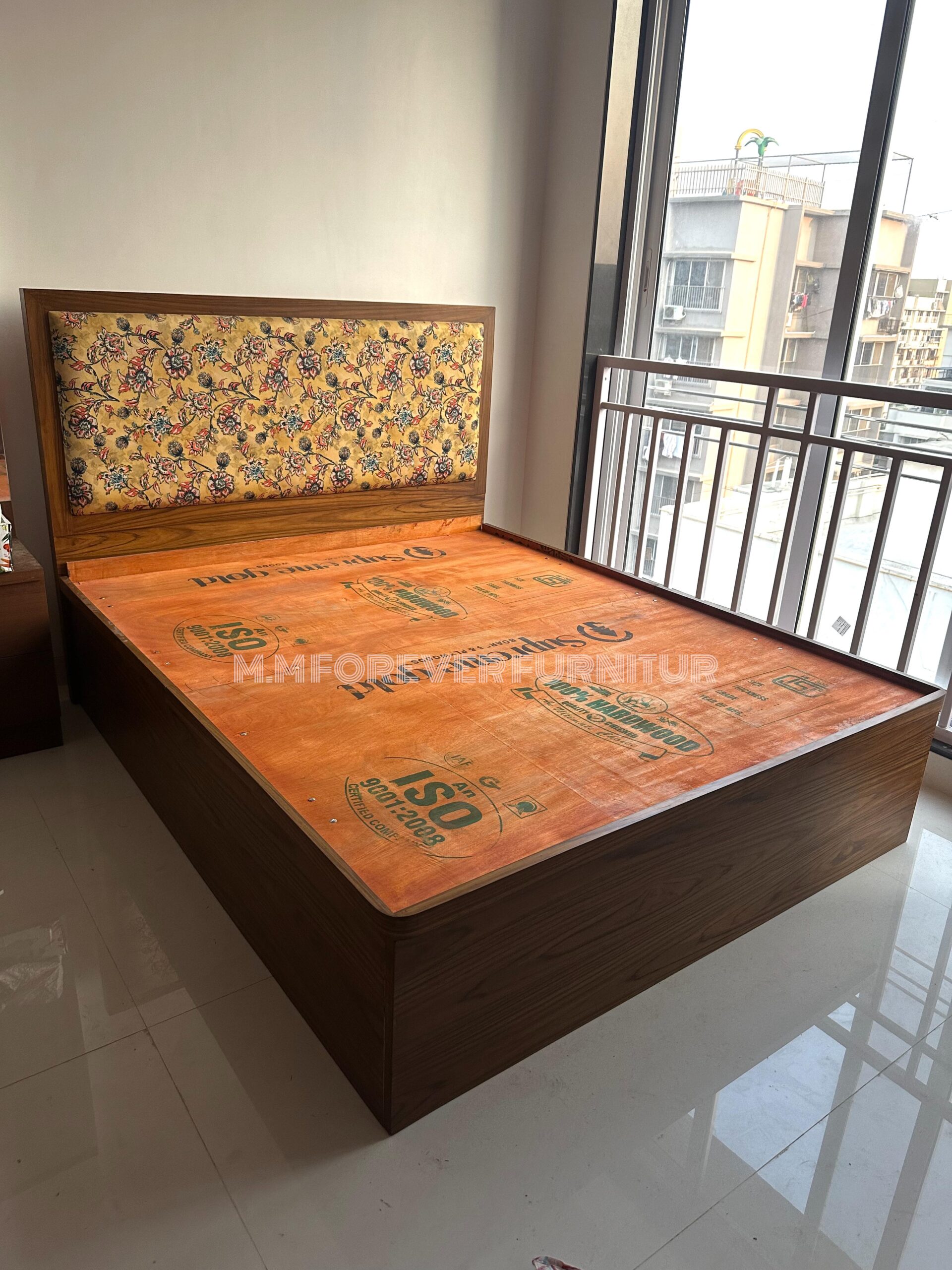 BED WITH HYDRAULIC FITTING MADE IN HARDCORE PLYWOOD AND VENEER POLISH - Image 5