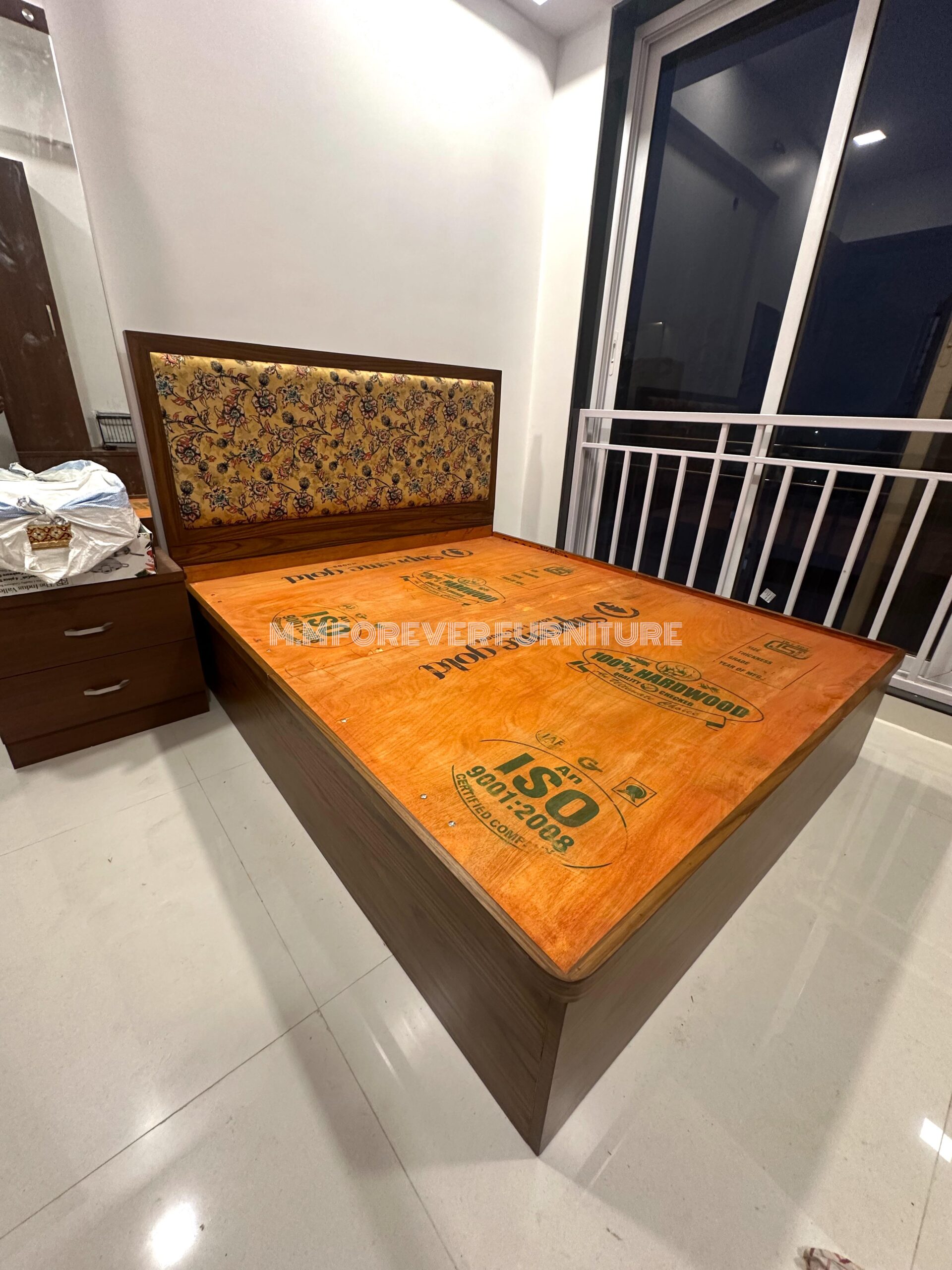 BED WITH HYDRAULIC FITTING MADE IN HARDCORE PLYWOOD AND VENEER POLISH