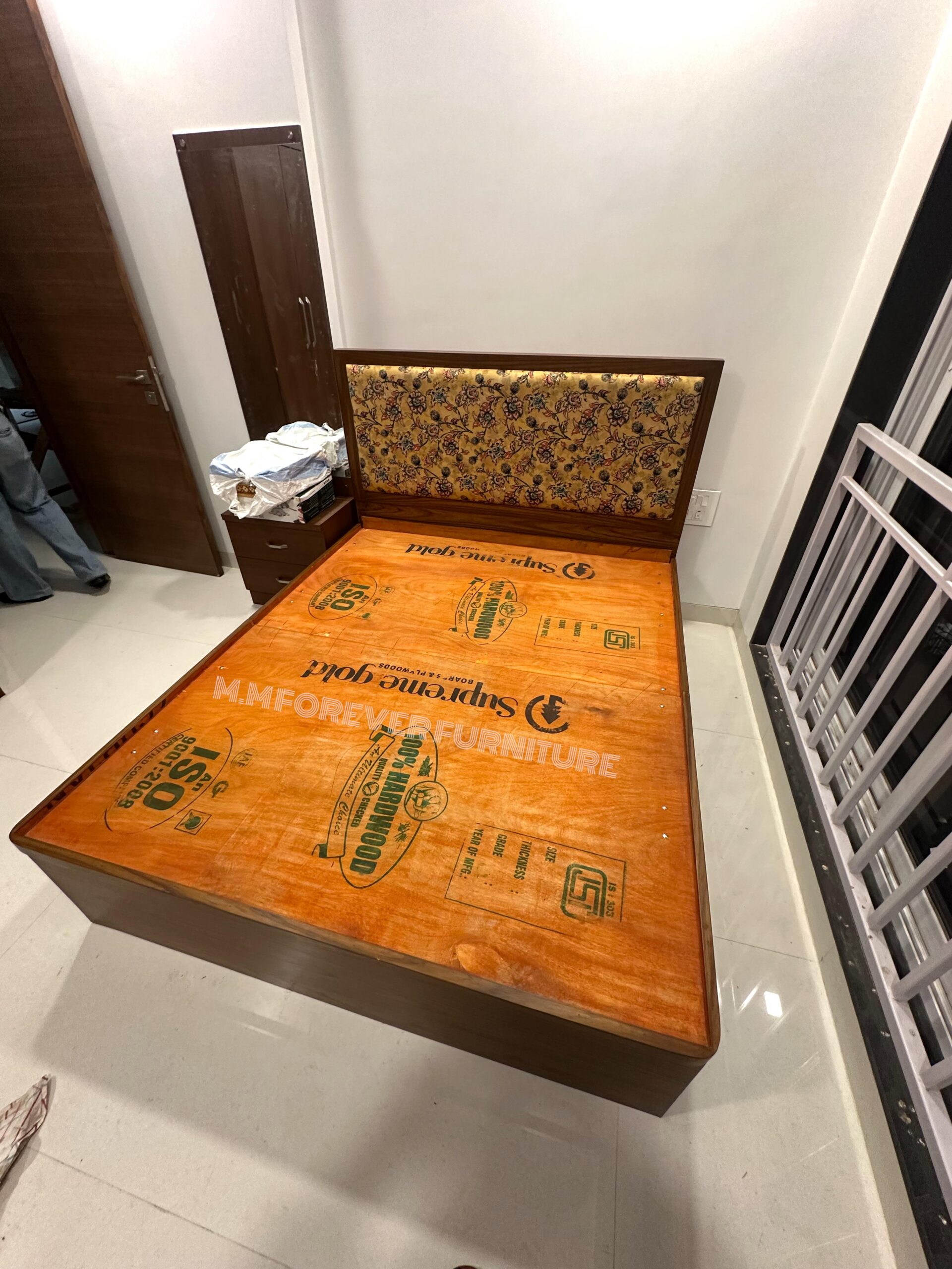 BED WITH HYDRAULIC FITTING MADE IN HARDCORE PLYWOOD AND VENEER POLISH - Image 3