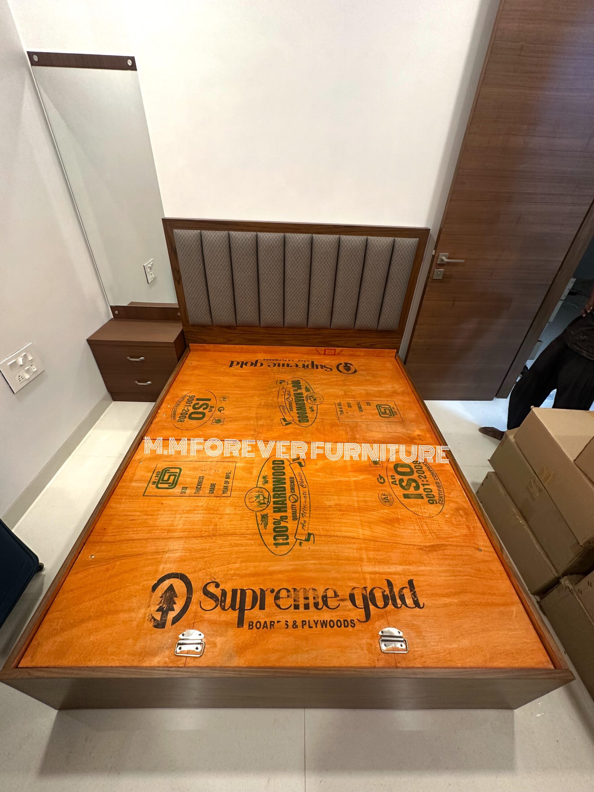 BED WITH HYDRAULIC FITTING MADE IN HARDCORE PLYWOOD AND VENEER POLISH - Image 3