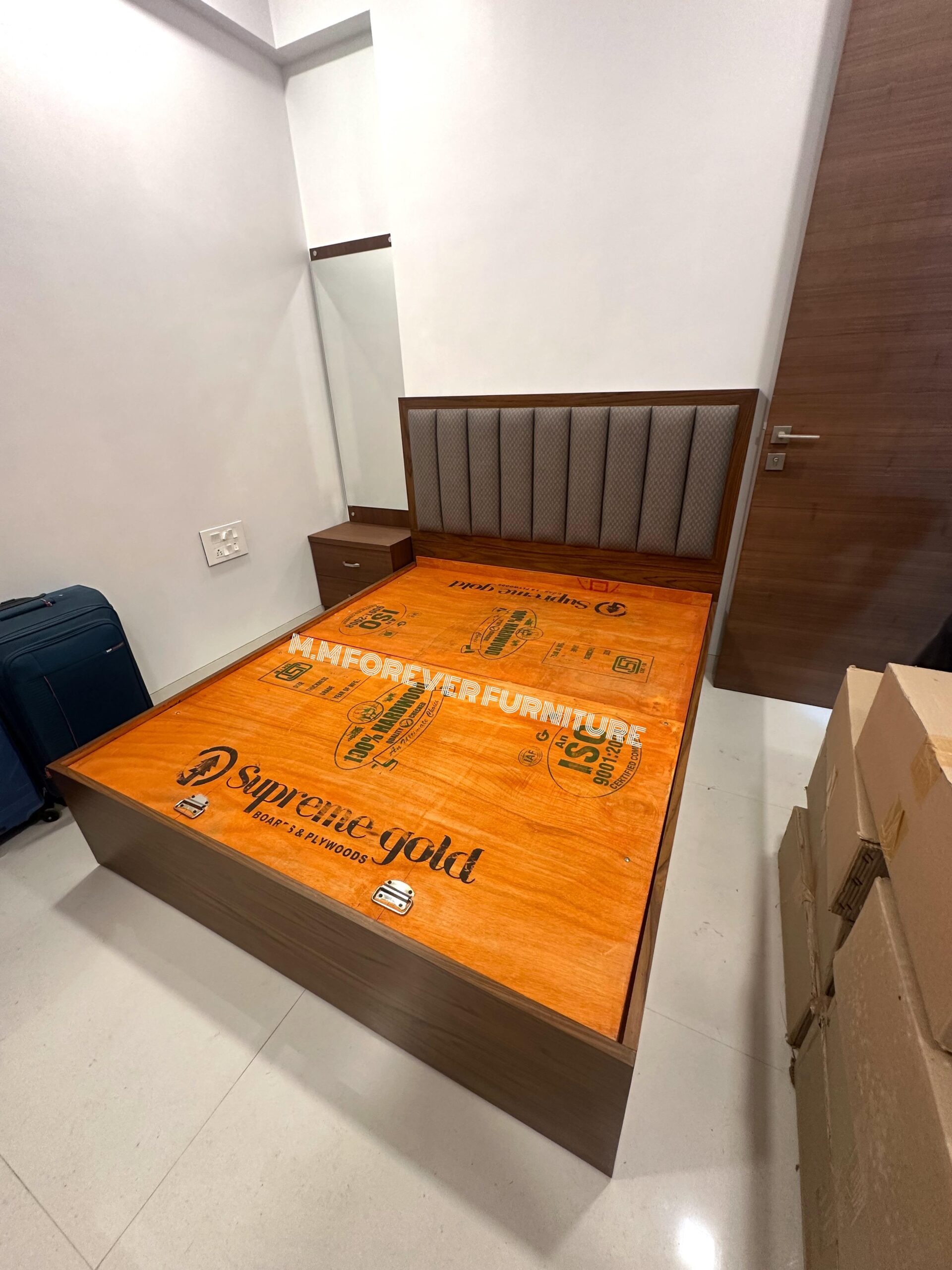 BED WITH HYDRAULIC FITTING MADE IN HARDCORE PLYWOOD AND VENEER POLISH - Image 2