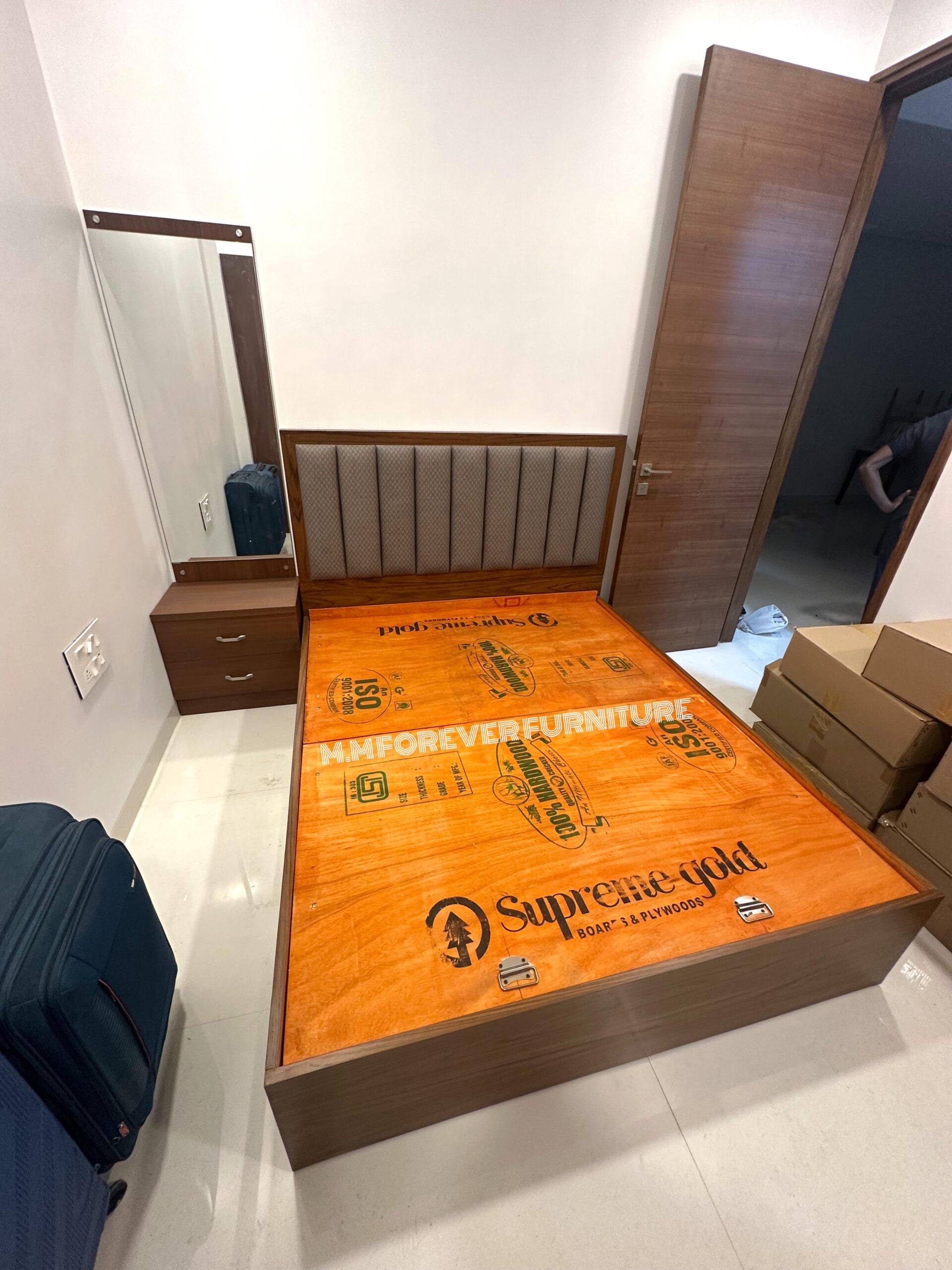 BED WITH HYDRAULIC FITTING MADE IN HARDCORE PLYWOOD AND VENEER POLISH